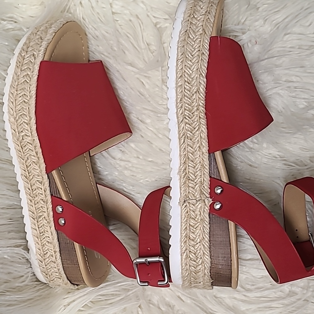 Platform shoes are adorable but not for me! Bought for a vacation....